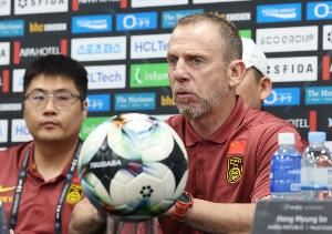 北青：国足教练组现场观战日本队比赛，中国香港展现顽强态度